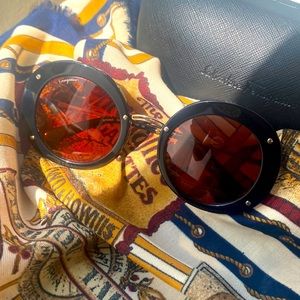 Salvatore Ferragamo
Black Brown Round Sunglasses